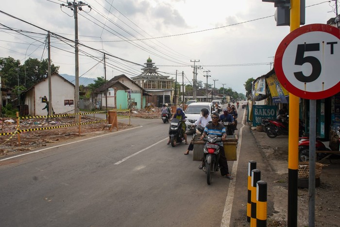 Perluas Jalan ke Bandara, Pemkab Kediri Lebarkan Simpang Empat Banyakan
