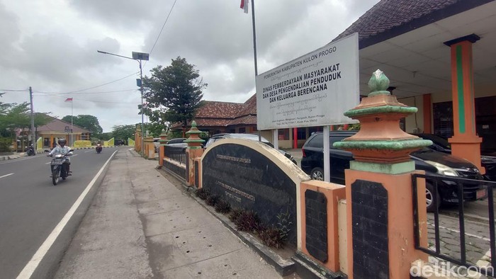 Kondisi kantor Dinas Pemberdayaan Masyarakat Desa Pengendalian Penduduk dan Keluarga Berencana (DPMD Dalduk dan KB) Kulon Progo, Selasa (28/11).