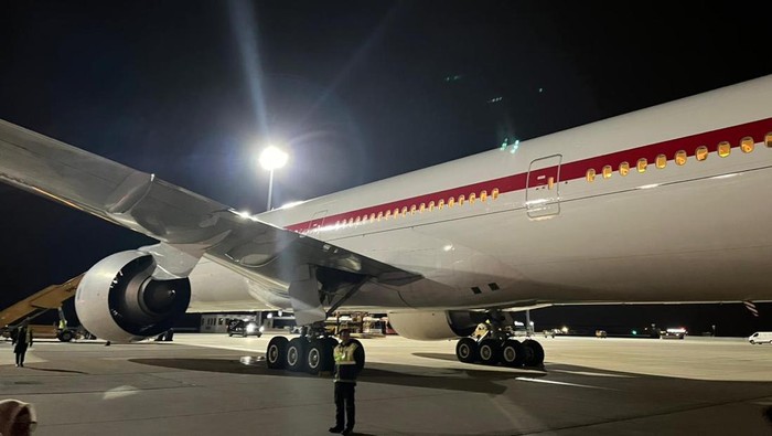 Pesawat Garuda Indonesia (GIA-2) yang membawa Wapres Maruf Amin lepas landas dari bandara di Wina, Austria, menuju Kuching, Malaysia
