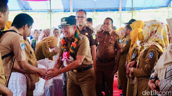 Pj Bupati Bone saat berkunjung di Kecamatan Lamuru untuk memantau kesiapan Pemilu 2024.