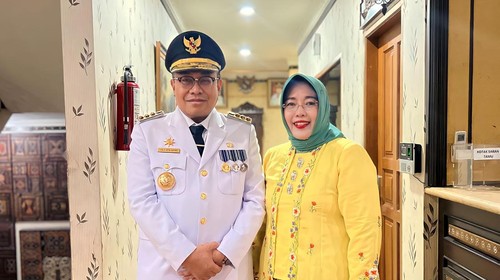 Pj Gubernur NTB Lalu Gita bersama istri, Lale Prayatni. (Foto: Dok. Pemprov NTB)
