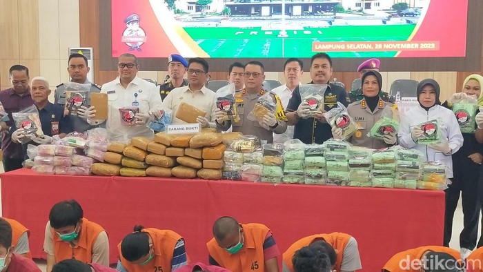 Polda Lampung ungkap jaringan sabu asal Aceh.