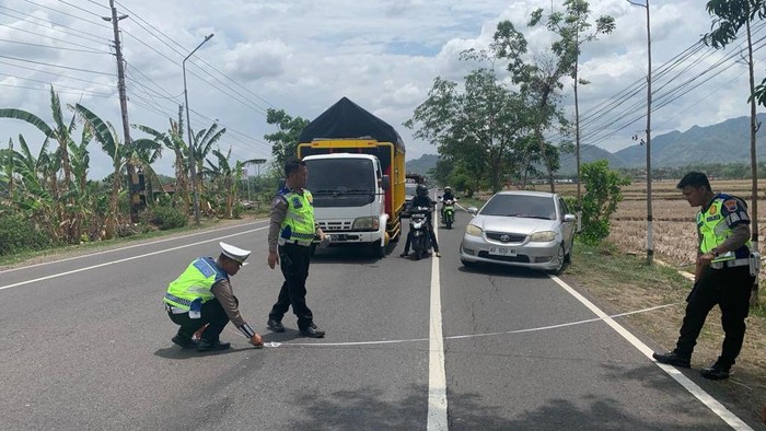 Polisi melakukan olah TKP di lokasi kecelakaan di Selogiri, Wonogiri, Selasa (28/11/2023).