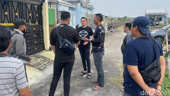 Polisi melakukan olah TKP penemuan mayat pria dengan kondisi pisau masih tertancap di mulut