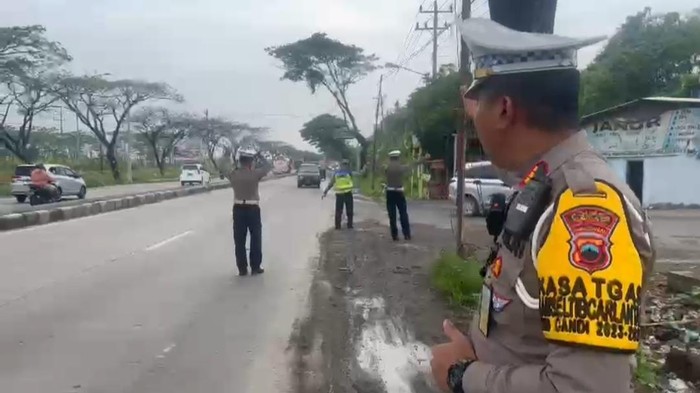 Polisi mengatur lalu lintas dari arah Demak ke Semarang, Selasa (28/11/2023). Sementara ini para pengendara diminta melalui jalur alternatif Onggorawe-Mranggen.