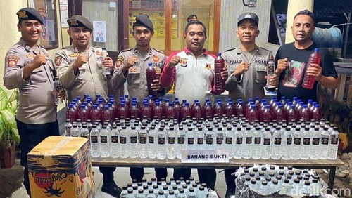 Polisi menyita ratusan botol miras selundupan dari Bali di Sumbawa.