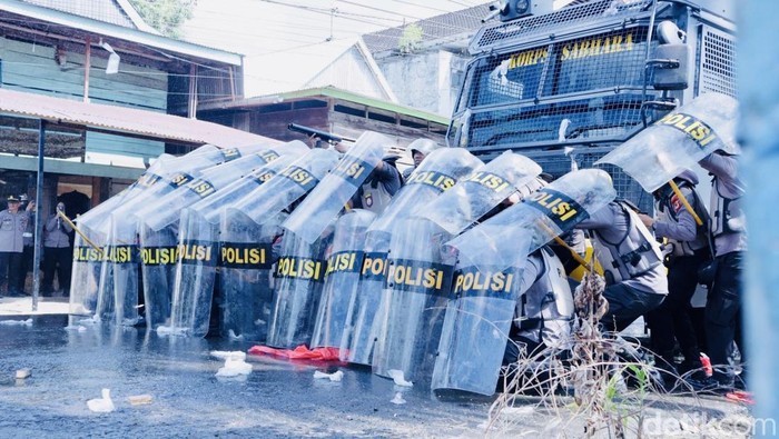 Polisi saat melakukan simulasi Sispamkota beberapa saat lalu di depan Kantor KPU Bone.
