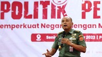 Pemikiran dalam buku Politik Pertahanan dikupas pula oleh tiga pembahas, yakni Staf Ahli Menteri Pertahanan Bidang Politik Mayjen TNI Nugroho Sulistyo Budi, Guru Besar Ilmu Sejarah Universitas Diponegoro Singgih Trisulistiyono, dan Dosen Ekonomi Universitas Pembangunan Nasional Veteran Yogyakarta Ardito Bhinadi.  