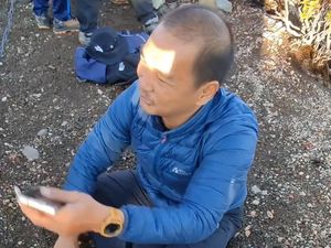 Viral Jasa Charger HP di Gunung Gede Pangrango