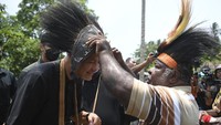 Calon presiden nomor urut 3 Ganjar Pranowo (kiri) menerima Zimbu Kepala Kampung Wendu Matara Kalimus Mahuse (kanan) saat melakukan kampanye perdana di Distrik Semangga, Merauke, Papua Selatan, Selasa (28/11/2023).  