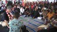 Dalam tatap muka itu, Ganjar Pranowo menemui warga dusun Waninggap Nango, Matara dan Urumb dengan mencanangkan program satu desa satu puskesmas.  