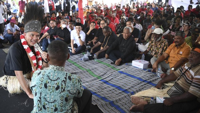 Potret Kampanye Perdana Ganjar di Papua Calon presiden nomor urut tiga Ganjar Pranowo (kanan) menyanyikan lagu Padamu Negeri saat melakukan kampanye perdana di Distrik Semangga, Merauke, Papua Selatan, Selasa (28/11/2023). Dalam tatap muka itu, Ganjar Pranowo menemui warga dusun Waninggap Nango, Matara dan Urumb dengan mencanangkan program satu desa satu puskesmas. ANTARA FOTO/M Risyal Hidayat/aww.