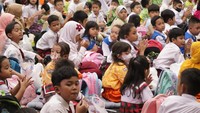 Pada Parade Dongeng berlokasi di Jakarta, sebanyak 150 peserta didik dari jenjang Pendidikan Anak Usia Dini hingga Sekolah Dasar kelas 1 sampai 3, dan guru pendamping. Foto: (Kemendikbud)