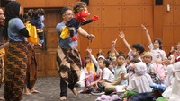 Manfaat mendongeng pun dapat meningkatkan kreativitas dan imajinasi anak-anak sehingga lebih dapat memahami nilai-nilai tersebut di kehidupan sehari-hari. Untuk itulah, kami berinisiatif untuk mengangkat dongeng guna memupuk nilai-nilai penguatan Profil Pelajar Pancasila, jelas Rusprita. Foto: (Kemendikbud)