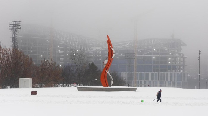 Potret Moskow Diselimuti Salju Tebal A person pulls a sledge with a child near a new office of Yandex that is under construction after a heavy snowfall in Moscow, Russia November 27, 2023. REUTERS/Maxim Shemetov