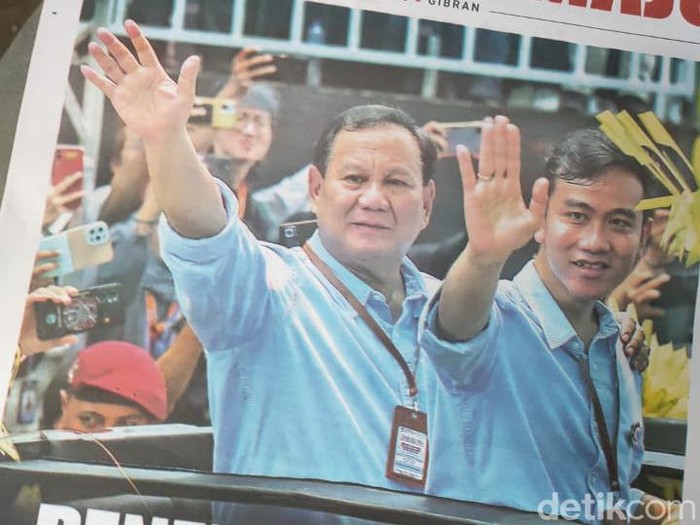 Tabloid Indonesia Maju bergambar Prabowo-Gibran tersebar di rumah-rumah di Kota Solo, Selasa (28/11/2023).