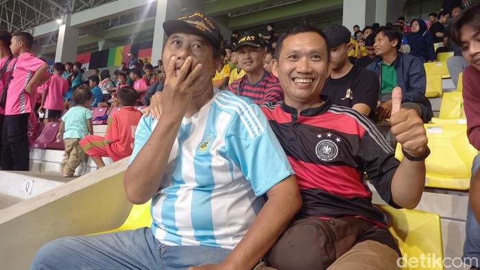 Pujo dan Hari saat menyaksikan laga semifinal Piala Dunia U-17 di Stadion Manahan Solo, Selasa (28/11/2023).