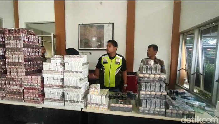 Puluhan ribu batang rokok ilegal di Brebes disita, Selasa (28/11/2023).