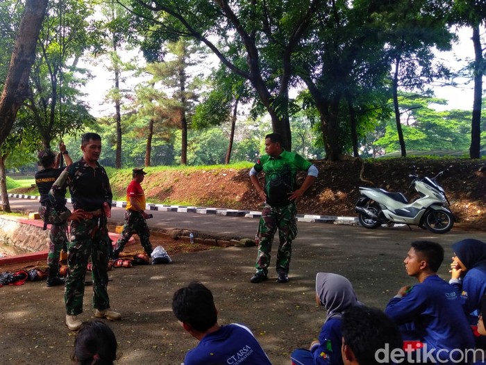 Relawan Guru Muda Pijar Batch 3 ikut pelatihan survival. Relawan Guru Muda Pijar Batch 3 ikut pelatihan survival.