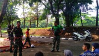 Pelatihan diberikan langsung oleh beberapa personel marinir Tentara Nasional Indonesia (TNI) Angkatan Laut (AL) dan dikomandoi oleh Dicky Yudiantara selaku pemimpin latihan. Foto: Cicin Yulianti/detikEdu
