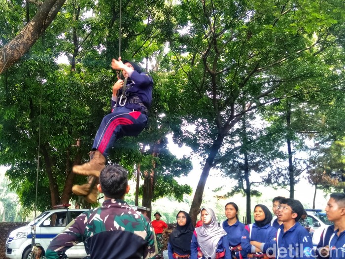 Relawan Guru Muda Pijar Batch 3 ikut pelatihan survival.