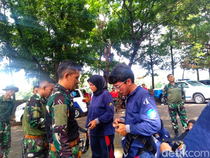 Relawan Guru Muda Pijar Batch 3 ikut pelatihan survival.