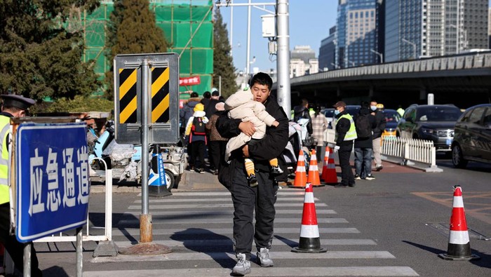 FILE PHOTO: An ambulance leaves a children's hospital in Beijing, China November 24, 2023. REUTERS/Florence Lo/File Photo