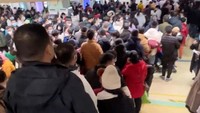 Pemandangan yang menunjukkan lantai dua Rumah Sakit Anak Beijing, distrik Xicheng, Beijing, Tiongkok yang penuh sesak dalam tangkapan layar ini diperoleh dari video selebaran yang dirilis pada 25 November 2023. Video Obtained by Reuters/Handout via REUTERS.