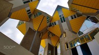 Lalu, ada rumah berbentuk kubus berwarna kuning di di Rotterdam, Belanda. Rumah yang disebut Cube Houses ini dibangun pada masa Perang Dunia II dan rampung pada tahun 1984. Kawasan tersebut sempat hancur, sehingga dibangun kembali dengan gaya yang unik, modern, serta melambangkan optimisme. Foto: via Wikimedia Commons