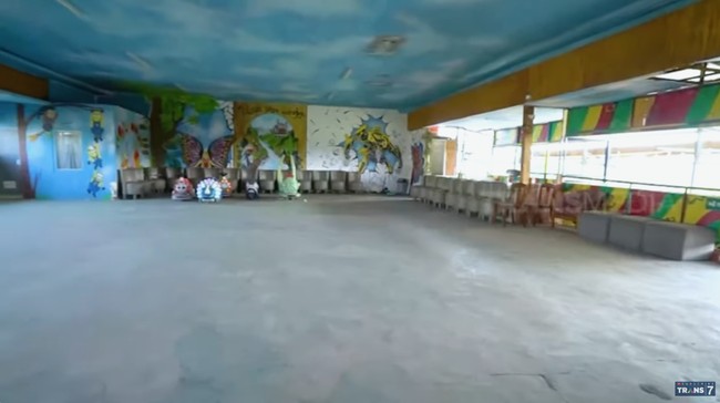 Sebagian lahan ia fungsikan sebagai tempat wisata yang memiliki beberapa wahana. Namun, bisnis tersebut sedang tidak beroperasi untuk sementara waktu. (Foto: YouTube/Trans7 Official)