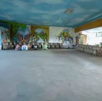 Sebagian lahan ia fungsikan sebagai tempat wisata yang memiliki beberapa wahana. Namun, bisnis tersebut sedang tidak beroperasi untuk sementara waktu. (Foto: YouTube/Trans7 Official)