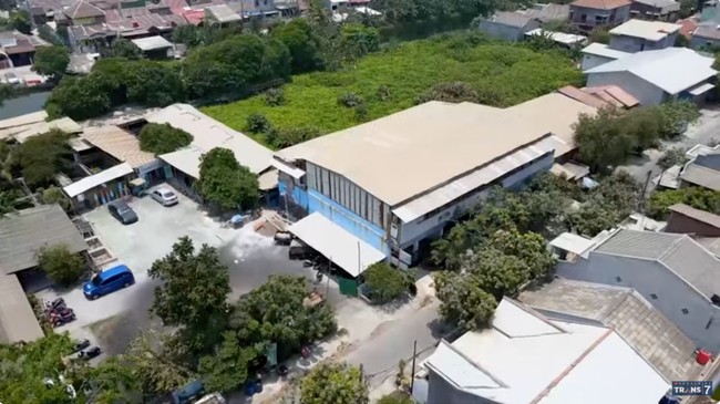 Sebuah properti dengan lahan yang sangat luas menjadi buah kerja keras Pak Tarno sebagai pelawak. Selain untuk tempat tinggal, pria bernama asli Sutarno ini juga memanfaatkannya sebagai tempat usaha. (Foto: YouTube/Trans7 Official)