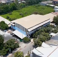 Sebuah properti dengan lahan yang sangat luas menjadi buah kerja keras Pak Tarno sebagai pelawak. Selain untuk tempat tinggal, pria bernama asli Sutarno ini juga memanfaatkannya sebagai tempat usaha. (Foto: YouTube/Trans7 Official)