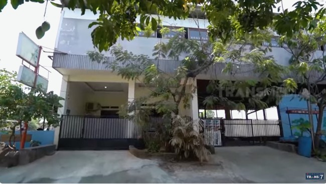 Menjadi bintang program Sobat Misqueen Trans 7 baru-baru ini, Pak Tarno sempat membeberkan ukuran propertinya. Luas 2 hektar, kata pria 73 tahun itu. (Foto: YouTube/Trans7 Official)