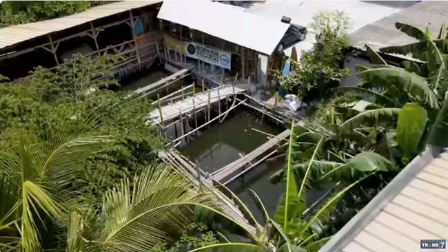 Pak Tarno juga mendirikan sebuah tempat pemancingan di salah satu sudut rumahnya yang berlokasi di Bekasi, Jawa Barat itu. (Foto: YouTube/Trans7 Official)