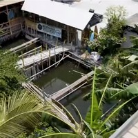 Pak Tarno juga mendirikan sebuah tempat pemancingan di salah satu sudut rumahnya yang berlokasi di Bekasi, Jawa Barat itu. (Foto: YouTube/Trans7 Official)