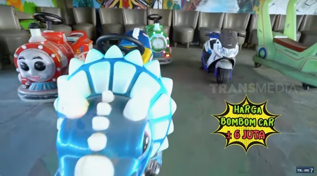 Padahal Pak Tarno sudah menggelontorkan investasi yang cukup besar untuk taman hiburan tersebut. Permainan bombom car saja membutuhkan uang tak sedikit. Satu kendaraan dibelinya seharga Rp 6 juta. (Foto: YouTube/Trans7 Official)