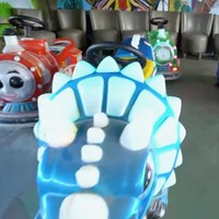 Padahal Pak Tarno sudah menggelontorkan investasi yang cukup besar untuk taman hiburan tersebut. Permainan bombom car saja membutuhkan uang tak sedikit. Satu kendaraan dibelinya seharga Rp 6 juta. (Foto: YouTube/Trans7 Official)