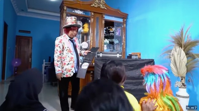 Inilah penampakan dalam rumah Pak Tarno. Cukup sederhana dengan barang seadanya. Foto: YouTube/Trans7 Official