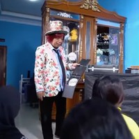 Inilah penampakan dalam rumah Pak Tarno. Cukup sederhana dengan barang seadanya. Foto: YouTube/Trans7 Official