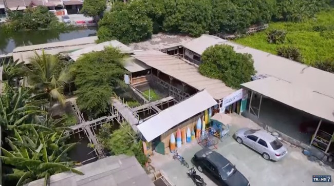 Ada berbagai macam bisnis yang Pak Tarno lakoni di rumah tersebut. Salah satunya, jasa rental mobil. (Foto: YouTube/Trans7 Official)