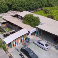 Ada berbagai macam bisnis yang Pak Tarno lakoni di rumah tersebut. Salah satunya, jasa rental mobil. (Foto: YouTube/Trans7 Official)