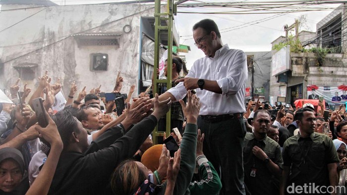Anies Baswedan melakukan kampanye perdana di Jakarta. Mantan Gubernur DKI itu menyapa warga Tanah Merah, Koja, Jakarta Utara.