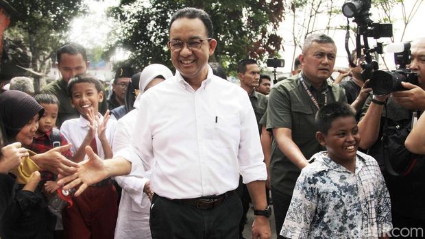 Anies Baswedan melakukan kampanye perdana di Jakarta. Mantan Gubernur DKI itu menyapa warga Tanah Merah, Koja, Jakarta Utara.