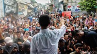 Dalam pidato politiknya di Kampung Tanah Merah, Anies pun menjanjikan akan menyelesaikan persoalan tanah warga di Kampung Tanah Merah.  
