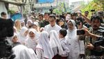 Potret Salam Satu Jari Anies Baswedan dan Warga Tanah Merah Jakarta