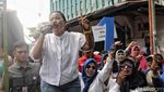 Potret Salam Satu Jari Anies Baswedan dan Warga Tanah Merah Jakarta