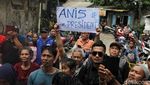 Potret Salam Satu Jari Anies Baswedan dan Warga Tanah Merah Jakarta
