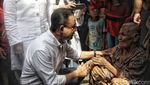 Potret Salam Satu Jari Anies Baswedan dan Warga Tanah Merah Jakarta