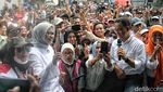 Potret Salam Satu Jari Anies Baswedan dan Warga Tanah Merah Jakarta